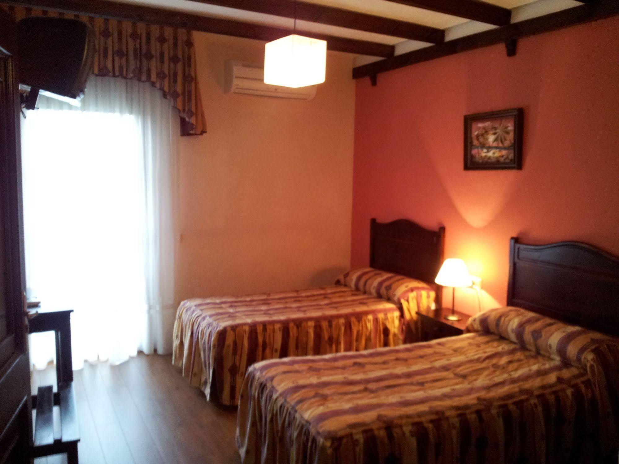 Apartamentos El Mirador Del Soto Sotoserrano Exterior foto